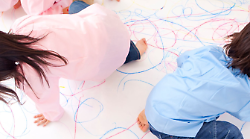 Grembiuli multicolori per i bimbi della scuola dell'infanzia, scoppia la polemica. Tuona la Lega: "Basta ideologie"