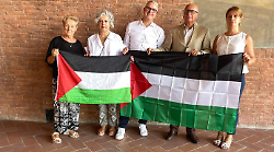 Bandiera della Palestina in Consiglio comunale a Siena: protesta del Pd e polemiche sui social