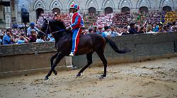 Palio di Siena, la prima prova: l'incertezza per il tufo umido, mossa rapida e pochi rischi. Cosa è successo