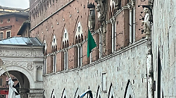 Palio di Siena, annullata la terza prova: esposta la bandiera verde