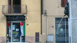 Strappata la bandiera della Palestina appesa fuori dalla Libreria del Mondo Offeso: "Gesto gravissimo"