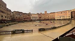 Palio di Siena, acquazzone sulla città: la situazione