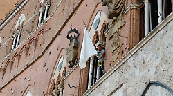 Palio di Siena, bandiera bianca a Palazzo Pubblico: quarta prova posticipata alle ore 10