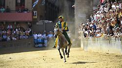Palio di Siena, il Bruco monta Mattia Chiavassa. Problemi per Carlo Sanna