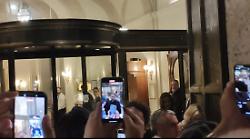 Madonna festeggia il compleanno a Siena: l'uscita dall'Hotel Continental, la cantante acclamata dai fan