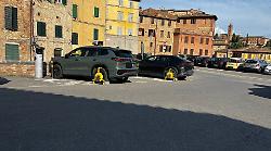 Siena, lotta aperta agli abusi nella Ztl: cinque ganasce in un giorno in Piazza del Mercato

