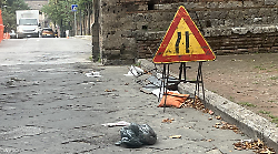 Siena, Porta Romana diventa una discarica: ogni giorno gettati i rifiuti per strada