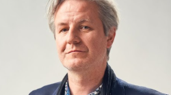 Thomas Riess porta a Siena le sue visioni sull’identità