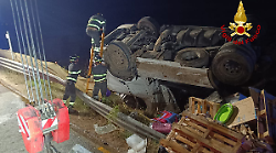 Siena-Grosseto, tir ribaltato e un ferito: strada chiusa di notte per due ore e disagi, cosa è successo