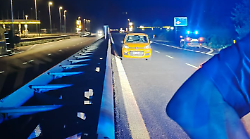 Ubriaco e senza patente viaggia in contromano in superstrada dopo aver provocato un incidente: fermato e denunciato dalla Polizia Stradale