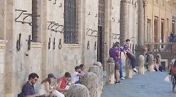 Turisti accampati sotto il Comune: Siena si merita di meglio