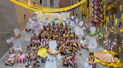 Gli angoli di Siena colorati dai tabernacoli dei diciassette rioni