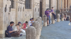 Stop ai bivacchi in centro storico: scatta l'ordinanza del sindaco