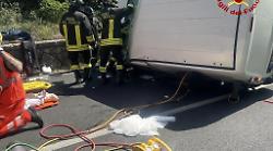 Furgone si ribalta, donna rimane incastrata all'interno: intervengono i vigili del fuoco
