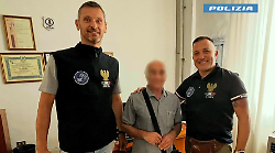 Coppia di fidanzati simula incidente stradale e spilla 100 euro a un pensionato ma arrivano i poliziotti: arrestato 18enne, denunciata la ragazza