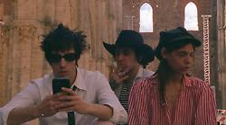 Da San Galgano al grande schermo: fan in delirio per La chitarra nella roccia di Lucio Corsi