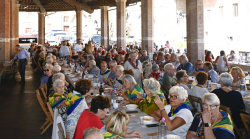 Siena, in 750 al pranzo co’ nonni: senso di comunità ed energia positiva che unisce anziani e giovani delle contrade