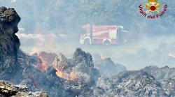 Maxi incendio di rotoballe in un deposito: lungo intervento dei vigili del fuoco