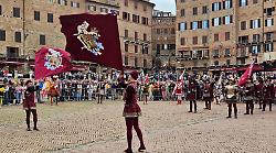 Siena, in Piazza del Campo consegnato il Masgalano 2025 alla contrada della Torre

