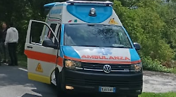 Incidente tra un'auto e un motorino: 23enne in ambulanza alle Scotte