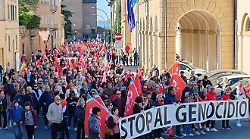 Siena a difesa di Gaza: studenti e lavoratori, un fiume di persone per strada. "Stop al genocidio" - il video