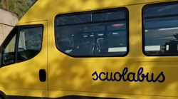 Rubarono uno scuolabus: due donne a processo, una ha chiesto di patteggiare
