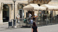 Tensione e violenza all'Antico Bar La Lizza:  sedie e tavoli lanciati, una lavoratrice spintonata. Tre persone fermate, il proprietario: "Un'emergenza, serve maggiore presidio"