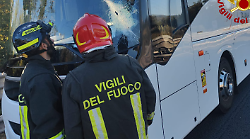 Tragedia sfiorata sull'A1: palo di ferro colpisce parabrezza di un bus turistico e ferisce l'autista: cosa è successo