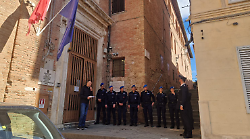Strage di Verona, gli agenti della Polizia Penitenziaria di Siena omaggiano i carabinieri scomparsi: "Onore ai caduti"
