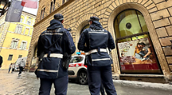 Siena, si staccano alcuni pezzi di cornicione da un edificio nel Corso: intervento di vigili del fuoco e Municipale