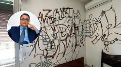 Occupano abusivamente e devastano la casa di un dirigente di Forza Italia: "Non mi intimidiscono". La scritta sul muro: "Fascio a morte". 