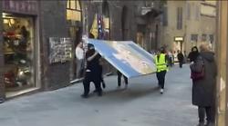 Siena, rubano il Guidoriccio di Simone Martini da Palazzo Pubblico, il sindaco tenta di fermarli: ma è uno scherzo dei goliardi dell'Università