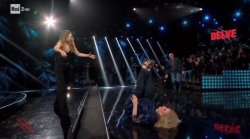 Belve, il video della caduta di Iva Zanicchi: l'incidente in studio