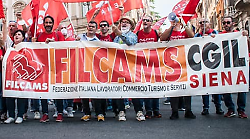 Si sente male, salvata dai colleghi. Sindacati all'attacco, l'azienda: "Ricostruzione artefatta"