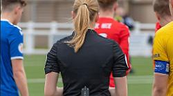 Ancora sessismo contro l'arbitro donna, altra stangata del giudice sportivo