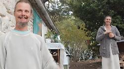 Famiglia che vive nei boschi, si allarga la mobilitazione nazionale