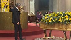 Ornella Vanoni, senza fine. L'ultimo saluto alla cantante, tra commozione e l'omaggio di Paolo Fresu. L'omelia "Grazie a Dio per averla avuta"