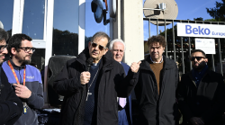 Addio a Beko, l’alzata di scudi di politica e sindacati: “Questa non è una resa”