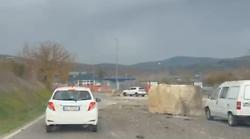 Camion perde grosso masso di travertino che cade in strada