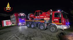 Si ribalta il rimorchio di un camion, recuperati 65 suini: alcuni sono feriti