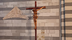 Il Crocifisso di Alberto Inglesi in San Francesco: legno, fede e mistero