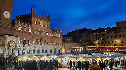 Mercato nel Campo, buona la prima: calca in Piazza nel primo giorno, gli stranieri dominano la scena. Tanti esordi tra artigiani
