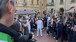 Il passaggio della fiamma olimpica a Montepulciano. Il video