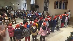 I bambini del Castagno fanno gli auguri agli ospiti del Campansi