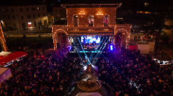 Un pienone per il Capodanno in piazza Arnolfo