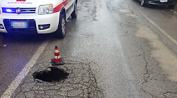 Cedimento in via Campansi: strada chiusa al traffico