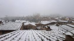 Neve, un autobus di traverso sulla strada. Il sindaco: "Uscite di casa solo per necessit&agrave;"