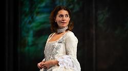 La stagione teatrale riparte con &ldquo;La vedova scaltra&rdquo; di Goldoni: Caterina Murino illumina i Rinnovati

