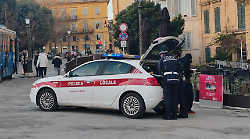 Blitz della Polizia Locale in piazza Gramsci: espulso uno straniero, sanzione per un altro