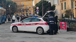 Prosegue la stretta in Piazza Gramsci: nuovi controlli, negozianti pi&ugrave; sereni